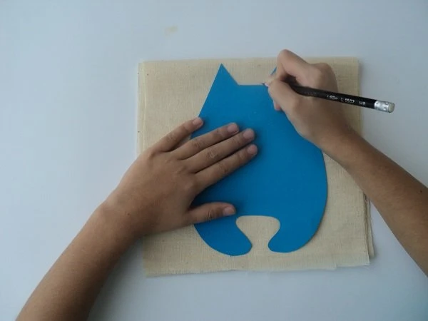 Кавова іграшка: грайливий котик Кавова іграшка: грайливий котик