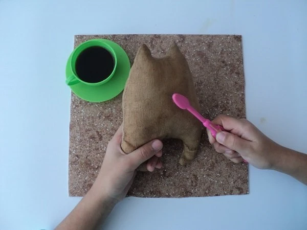 Кавова іграшка: грайливий котик Кавова іграшка: грайливий котик