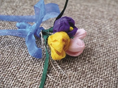 Крокуси з гофрованого паперу: майстер-клас для дітей Крокуси з гофрованого паперу — майстер-клас для дітей