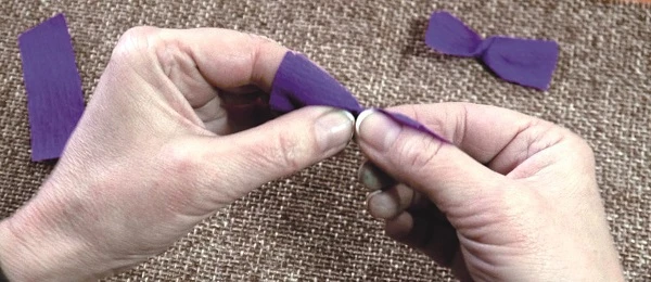 Крокуси з гофрованого паперу: майстер-клас для дітей Крокуси з гофрованого паперу: майстер-клас для дітей