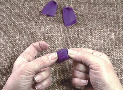 Крокуси з гофрованого паперу: майстер-клас для дітей Крокуси з гофрованого паперу — майстер-клас для дітей