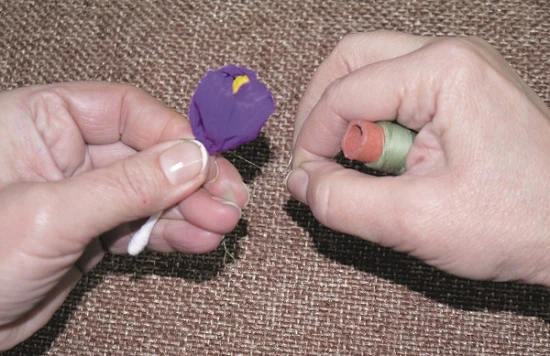 Крокуси з гофрованого паперу: майстер-клас для дітей Крокуси з гофрованого паперу — майстер-клас для дітей