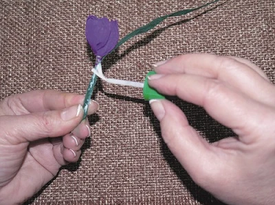 Крокуси з гофрованого паперу: майстер-клас для дітей Крокуси з гофрованого паперу — майстер-клас для дітей