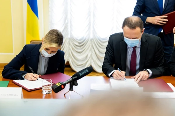 Перша леді підписала меморандум щодо реформування шкільного харчування Меморандум про систему шкільного харчування