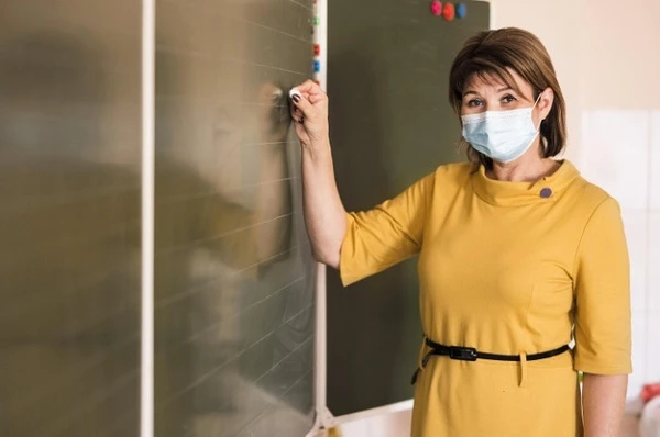 Видано збірник з відповідями на питання щодо вакцинації освітян проти COVID-19 Збірник про вакцинацію освітян